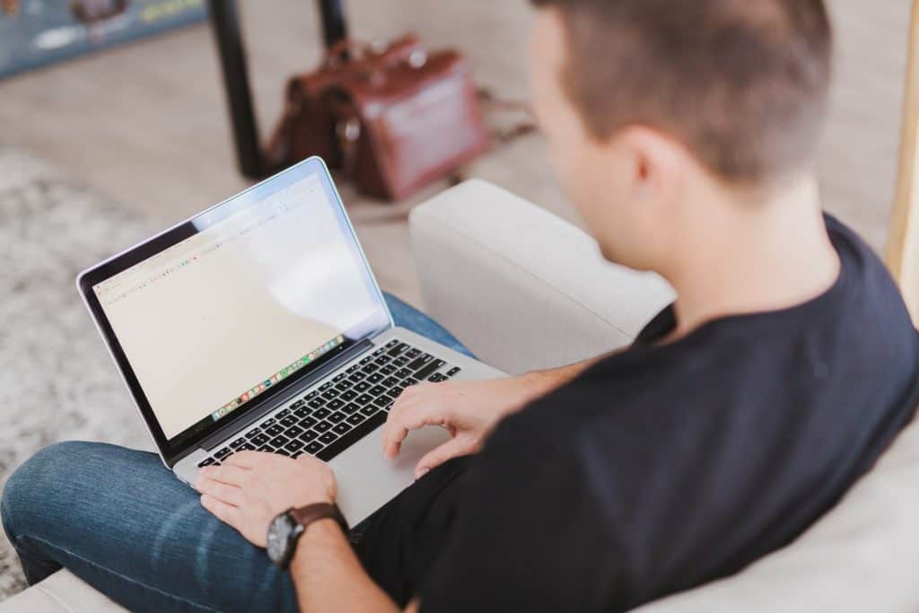 Was tun gegen einen verspannten Nacken - bzw. Rücken- und Kopfschmerzen im Home Office?